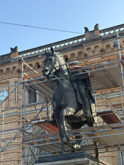 Reiterstatue mit abbem Kopf 