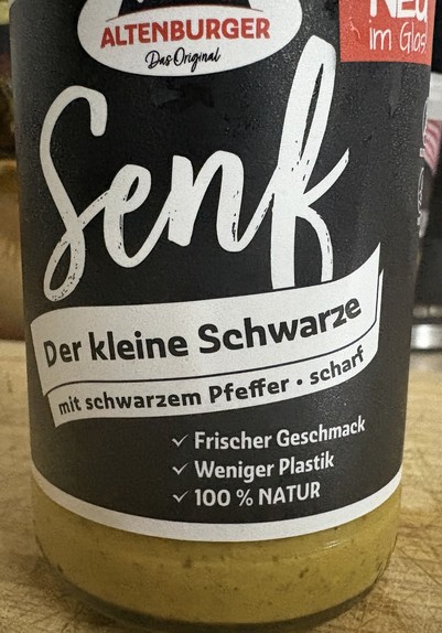 ALTENBURGER
Das Original
Senf
Der kleine Schwarze
mit schwarzem Pfeffer • scharf
- Frischer Geschmack
- Weniger Plastik
- 100 % NATUR