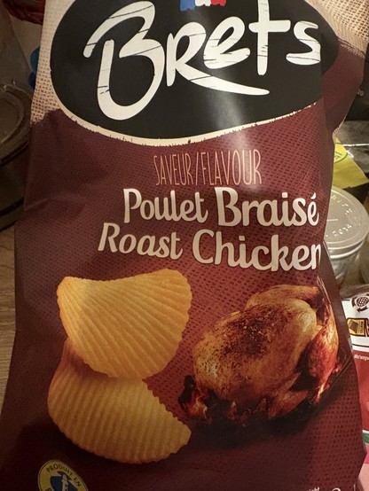 Eine Verpackung für Chips mit dem Bild von geklopftem Hähnchen und dem Text „Poulet Braisé Roast Chicken“.